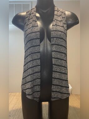 Striped Open-Front Sleeveless Cardigan Vest - Black & Gray, Size Small